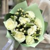 Белый букет роз с орнитогалумом