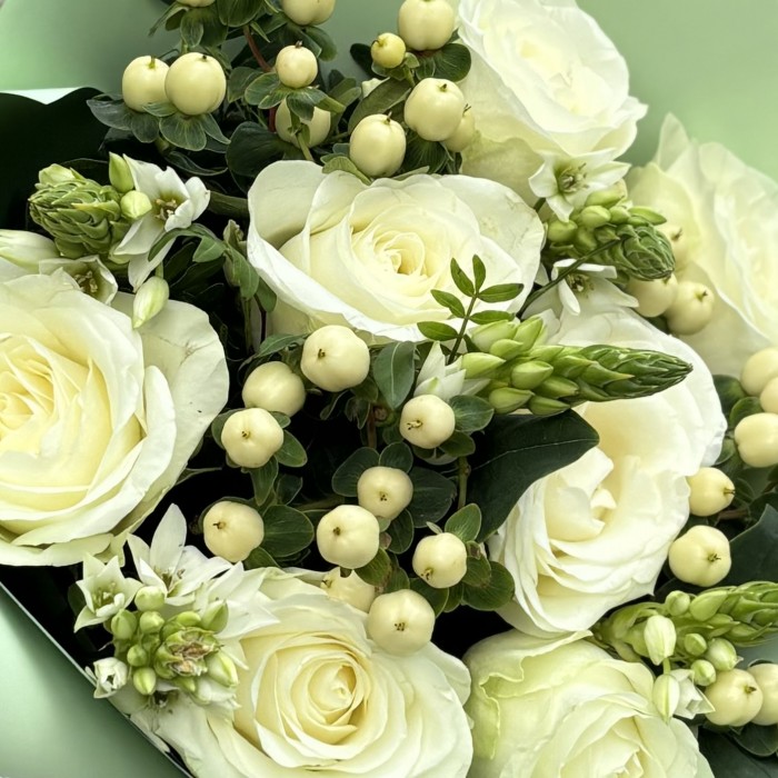 Белый букет роз с орнитогалумом