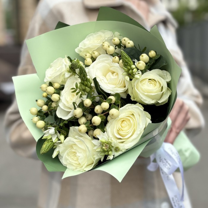Белый букет роз с орнитогалумом