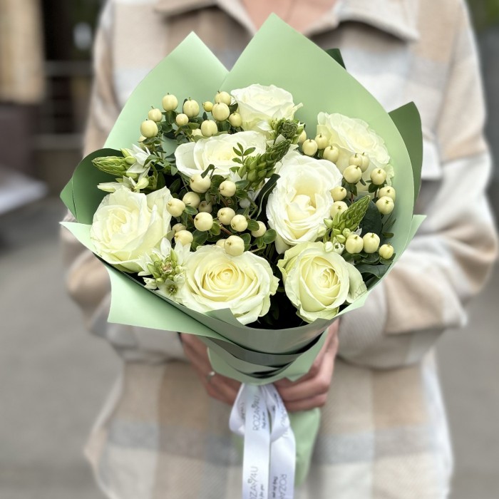 Белый букет роз с орнитогалумом