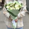 Белый букет роз с орнитогалумом