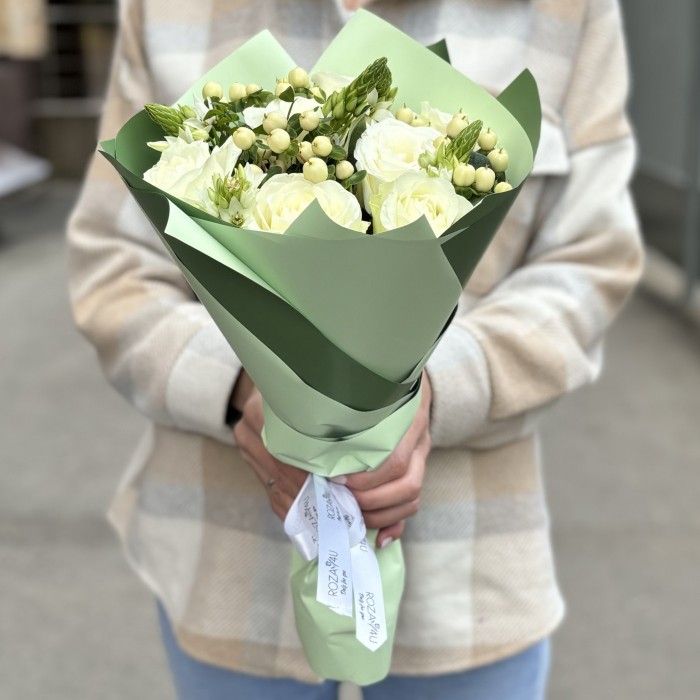 Белый букет роз с орнитогалумом