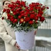 Большая композиция из красных ранункулюсов в коробке