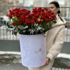 Большая композиция из красных ранункулюсов в коробке