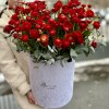 Большая композиция из красных ранункулюсов в коробке