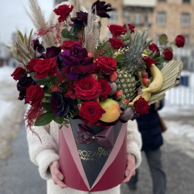 Большая коробка с фруктами и розами Восторг