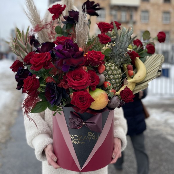 Большая коробка с фруктами и розами Восторг
