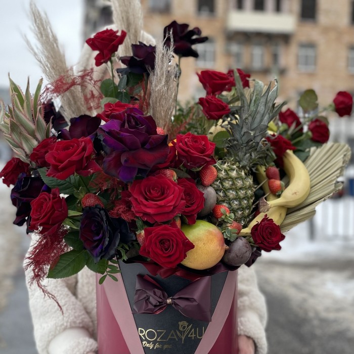 Большая коробка с фруктами и розами Восторг
