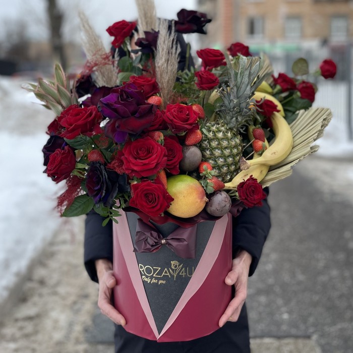 Большая коробка с фруктами и розами Восторг