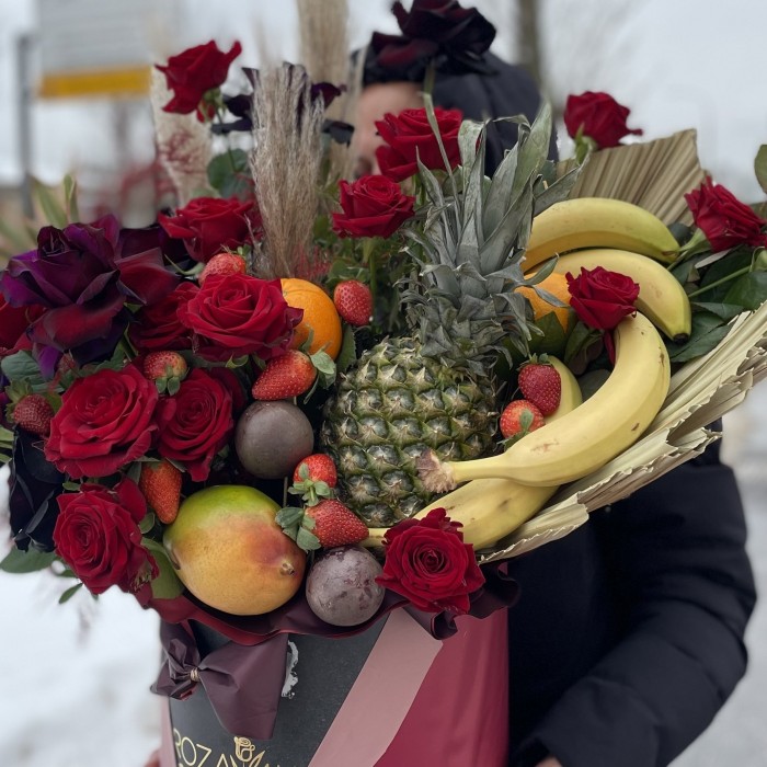 Большая коробка с фруктами и розами Восторг