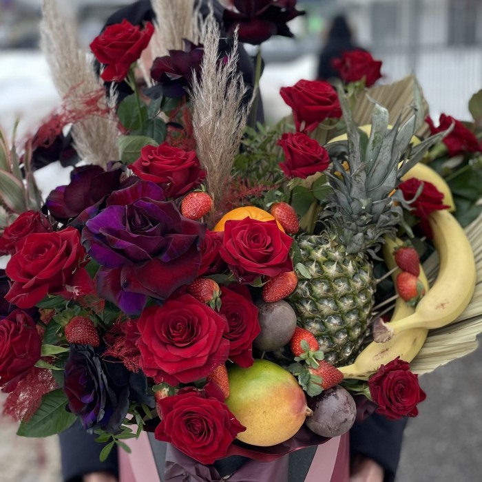 Большая коробка с фруктами и розами Восторг