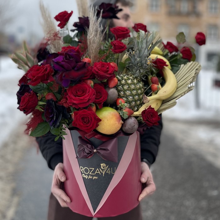 Большая коробка с фруктами и розами Восторг