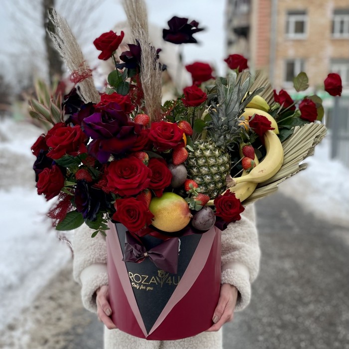 Большая коробка с фруктами и розами Восторг