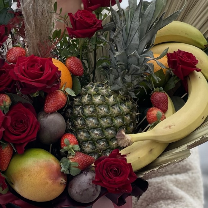 Большая коробка с фруктами и розами Восторг