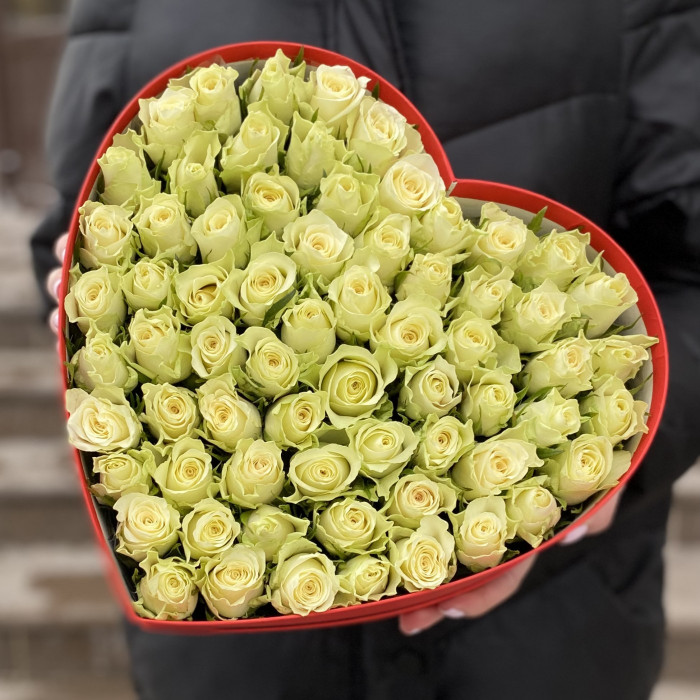Большая коробка Сердце с белыми розами