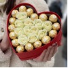 Коробка Сердце из белых роз с конфетами