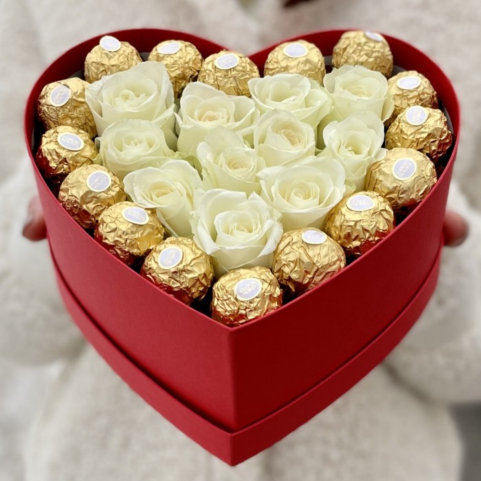 Коробка Сердце из белых роз с конфетами