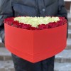 Большая коробка Сердце с красными и белыми розами
