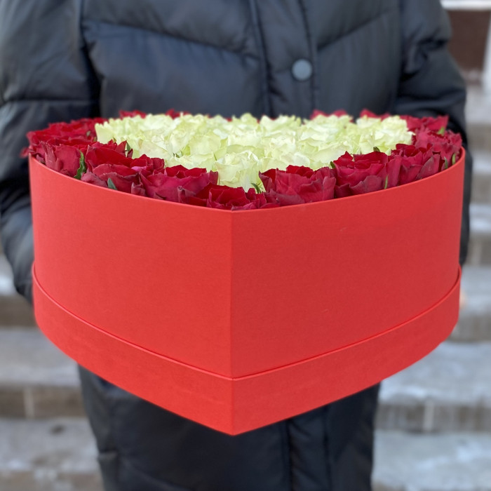 Большая коробка Сердце с красными и белыми розами