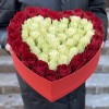 Большая коробка Сердце с красными и белыми розами