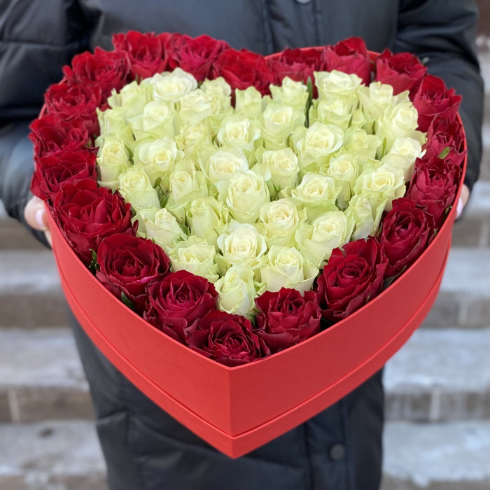 Большая коробка Сердце с красными и белыми розами
