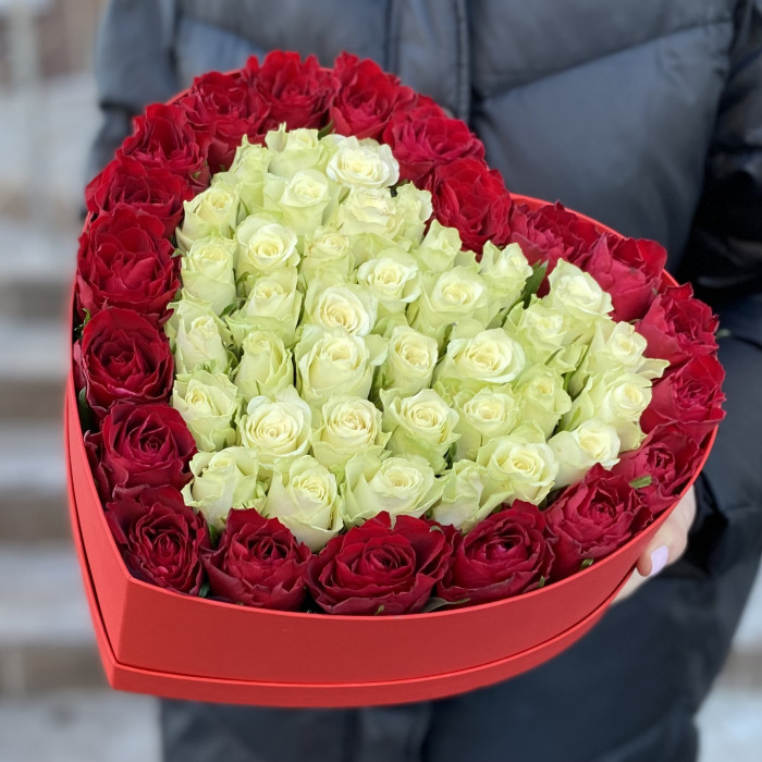 Большая коробка Сердце с красными и белыми розами