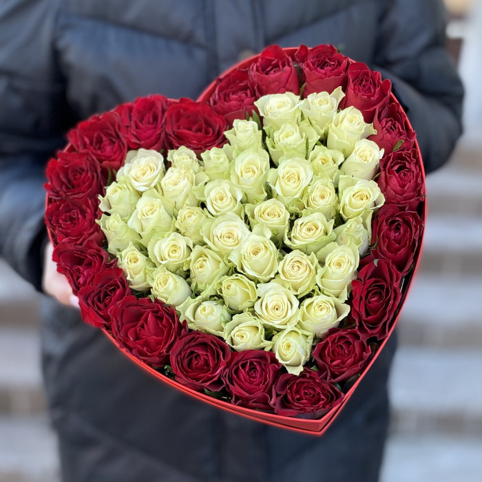 Большая коробка Сердце с красными и белыми розами