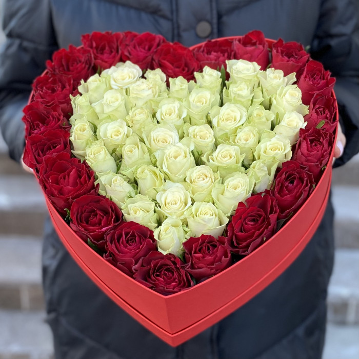 Большая коробка Сердце с красными и белыми розами