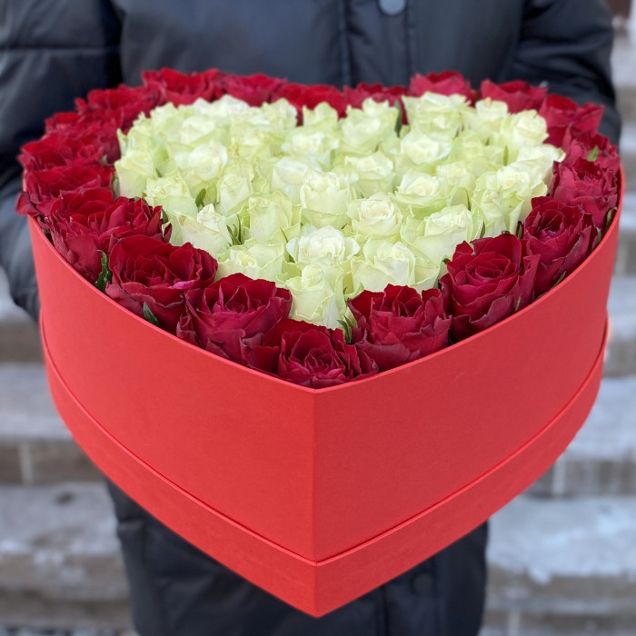 Большая коробка Сердце с красными и белыми розами