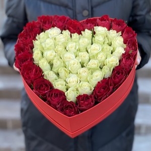 Большая коробка Сердце с красными и белыми розами