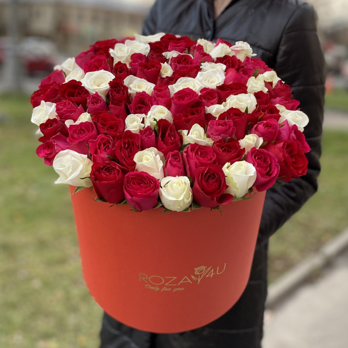 Большая красная коробка с розами