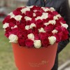 Большая красная коробка с розами