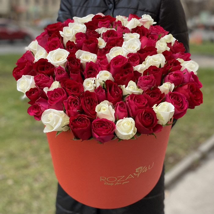 Большая красная коробка с розами