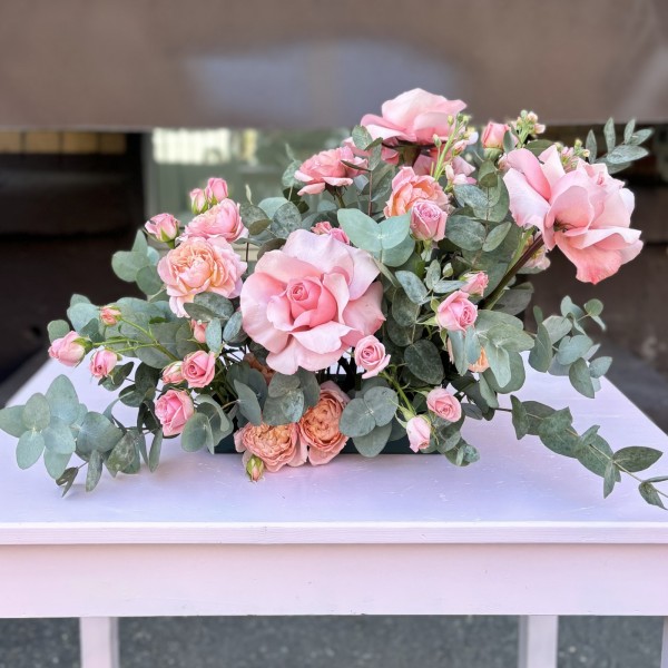 Большая настольная композиция на президиум с кустовой розой Джульетта