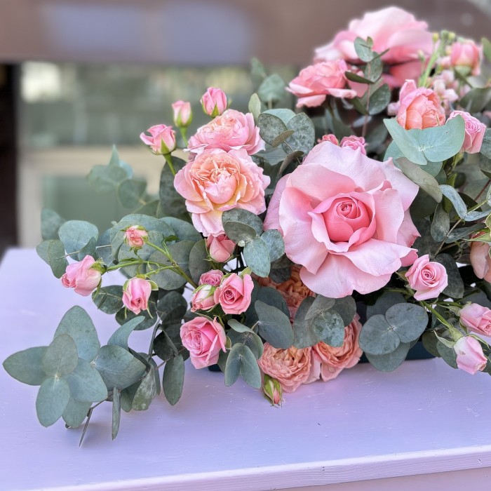 Большая настольная композиция на президиум с кустовой розой Джульетта