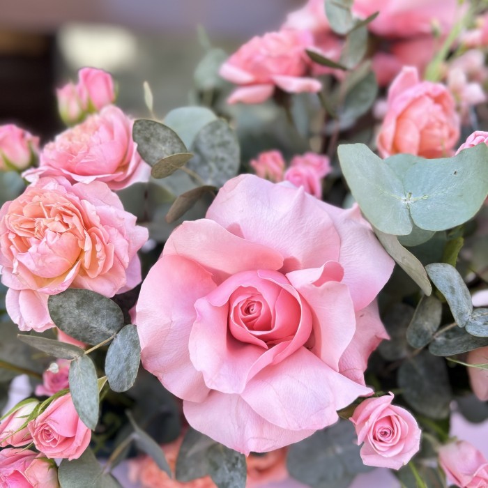 Большая настольная композиция на президиум с кустовой розой Джульетта