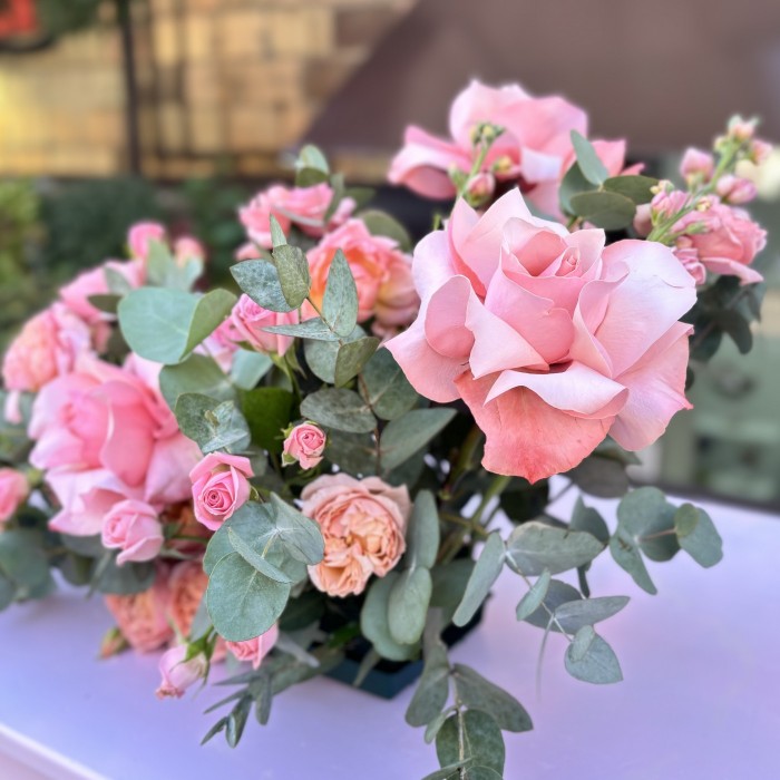 Большая настольная композиция на президиум с кустовой розой Джульетта