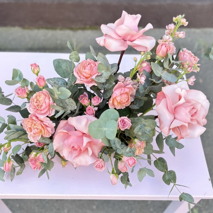 Большая настольная композиция на президиум с кустовой розой Джульетта