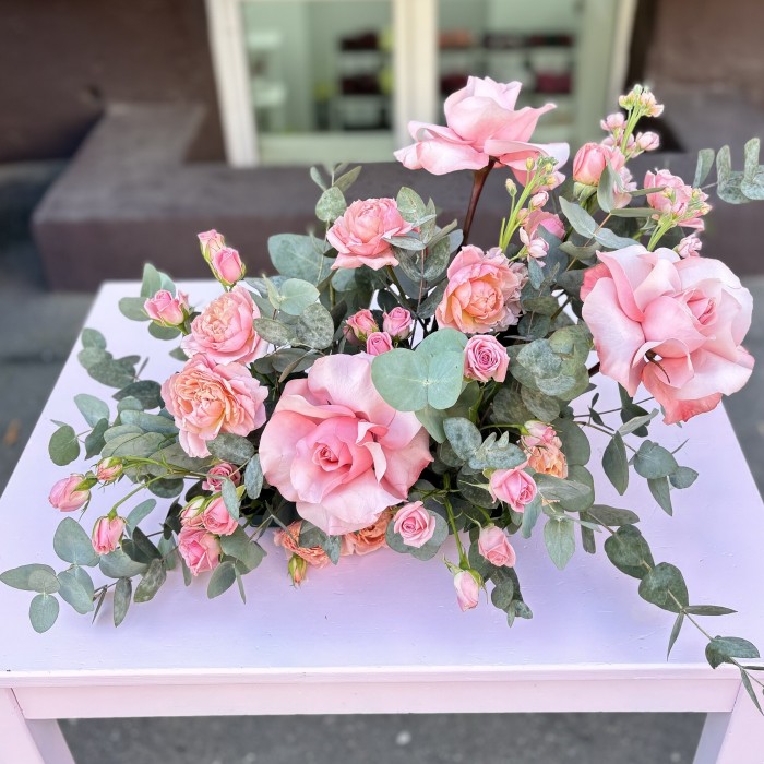 Большая настольная композиция на президиум с кустовой розой Джульетта