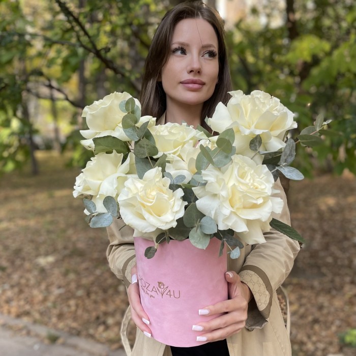 Большие белые розы в коробке