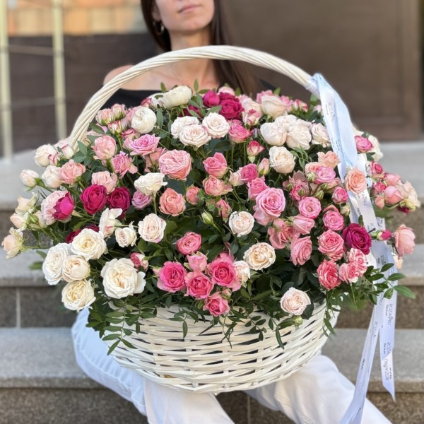 51 нежная кустовая и пионовидная роза в корзине MIX