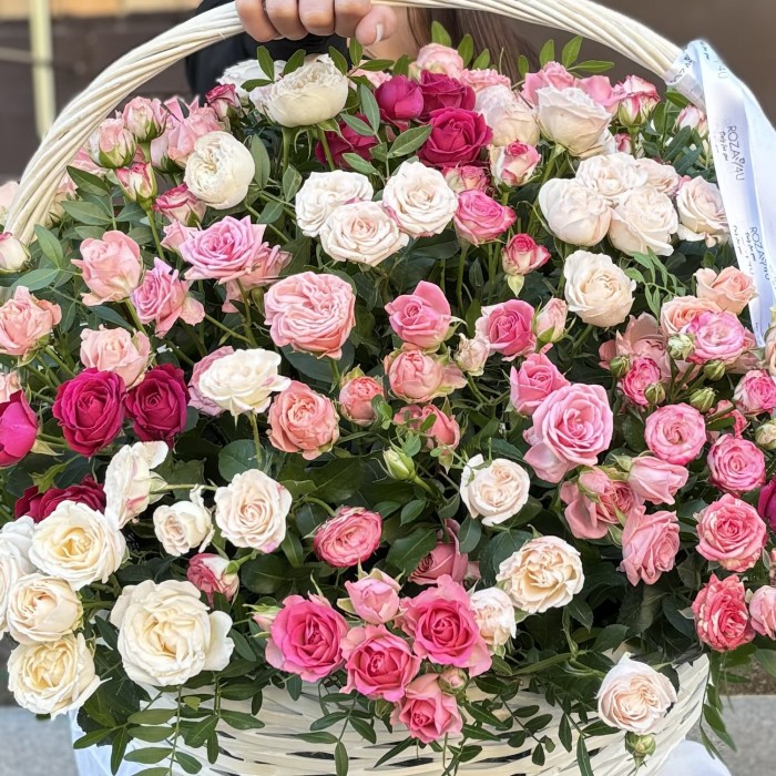 51 нежная кустовая и пионовидная роза в корзине MIX