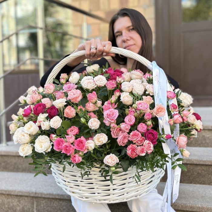 51 нежная кустовая и пионовидная роза в корзине MIX