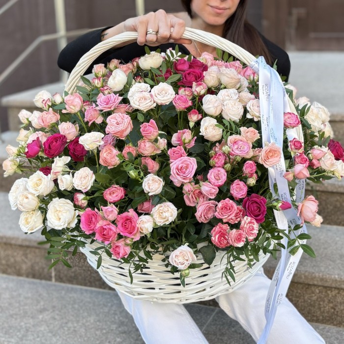 51 нежная кустовая и пионовидная роза в корзине MIX