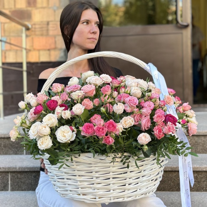 51 нежная кустовая и пионовидная роза в корзине MIX