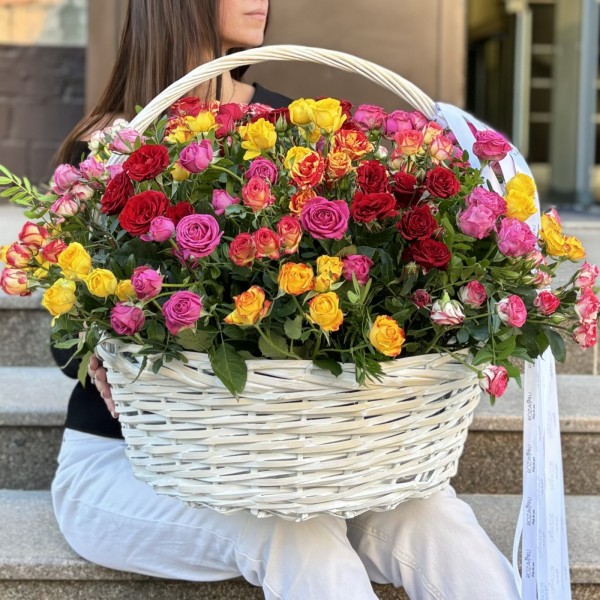 51 яркая кустовая и пионовидная роза в корзине MIX