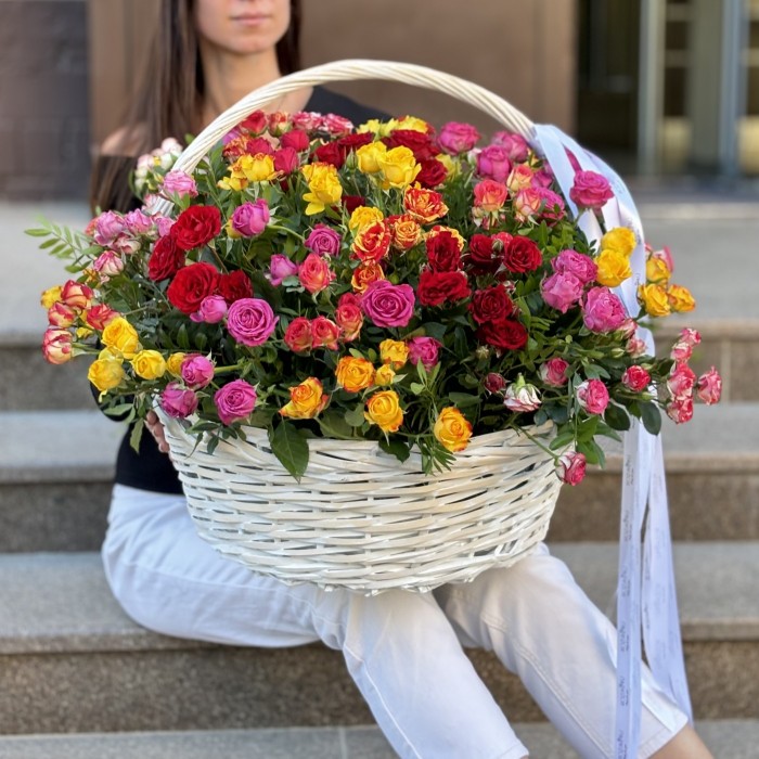 51 яркая кустовая и пионовидная роза в корзине MIX