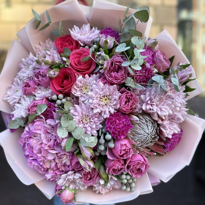 Большой букет Яркие мечты с розами и гортензией