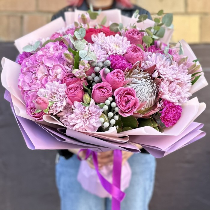 Большой букет Яркие мечты с розами и гортензией