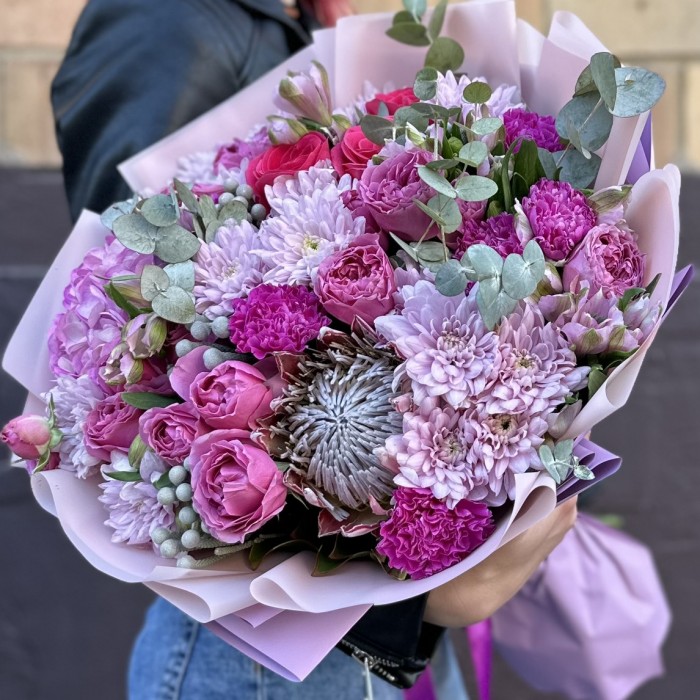 Большой букет Яркие мечты с розами и гортензией